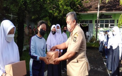 Penyampaian Hadiah Kejuaraan Classmeeting Semester 1 Tahun Pelajaran 2021/2022