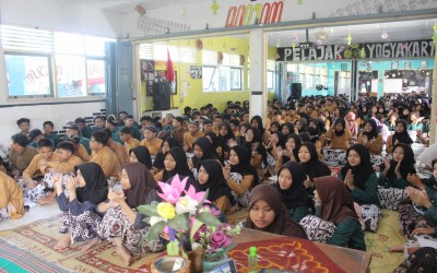 SMP Negeri 4 Wates mengadakan pengajian Nuzulul Q'uran